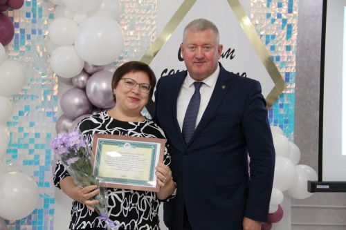 Заинские соцработники получили награды в честь профессионального праздника