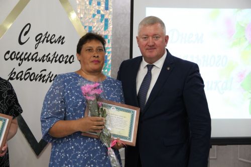 Заинские соцработники получили награды в честь профессионального праздника