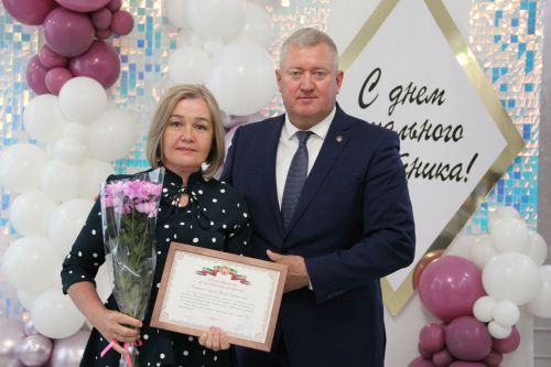 Заинские соцработники получили награды в честь профессионального праздника