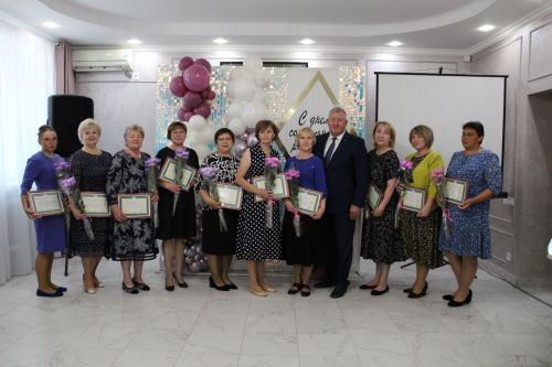 Заинские соцработники получили награды в честь профессионального праздника