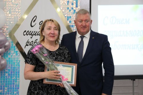 Заинские соцработники получили награды в честь профессионального праздника