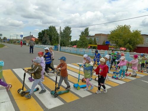 Юные самокатчики показали, как нужно переходить проезжую часть дороги