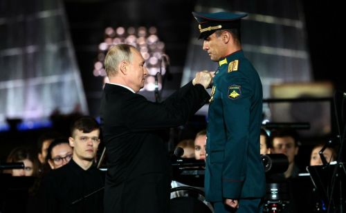 Путин вручил звезду Героя России танкисту из Татарстана Расиму Баксикову