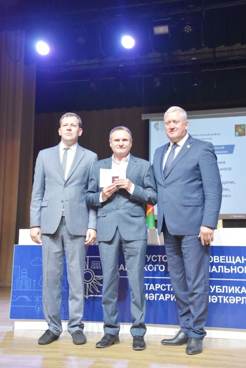 Педагоги в Заинске получили новые ведомственные награды