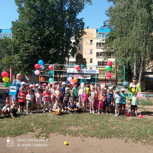 Дошколята поздравили Светофора с Днем рождения