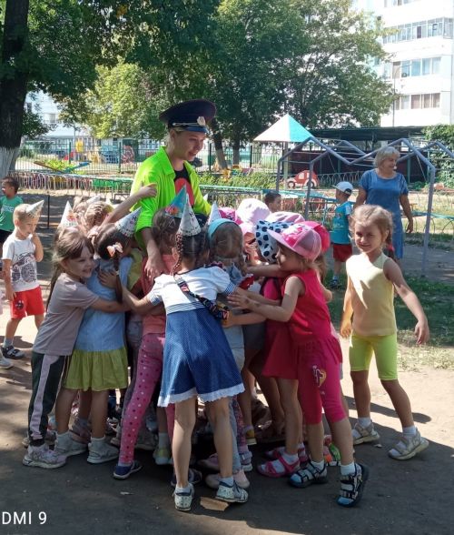 Дошколята поздравили Светофора с Днем рождения
