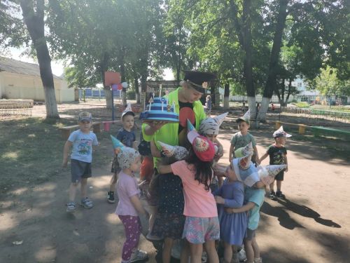 Дошколята поздравили Светофора с Днем рождения