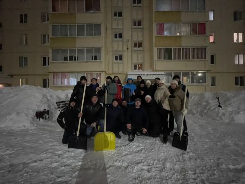 Жители одного многоквартирного дома дружно расчистили двор от снега