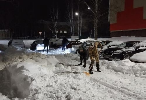 Жильцы дома по проспекту Победы в Заинске расчистили двор от снега