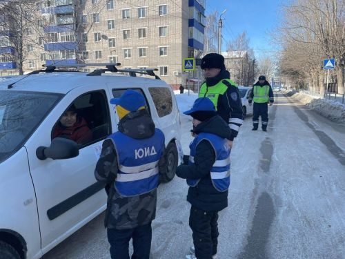 В Заинске экипаж ДПС провел патрулирование вместе со школьной командой ЮИД