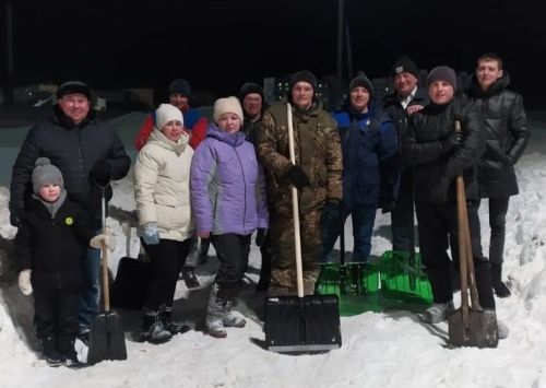 В Заинске жители многоквартирного дома дружно убрали снег со двора