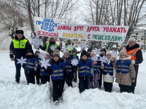 Заинский инспектор ДПС и дошколята вручили водителям снежинки безопасности