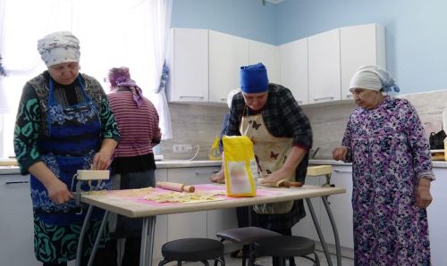Женщины поселка Мирный делают лапшу для фронта