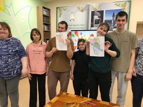 «Нам вместе веселей!»: заинские получатели соцуслуг посетили мероприятие в библиотеке