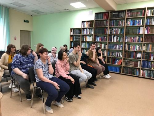«Нам вместе веселей!»: заинские получатели соцуслуг посетили мероприятие в библиотеке