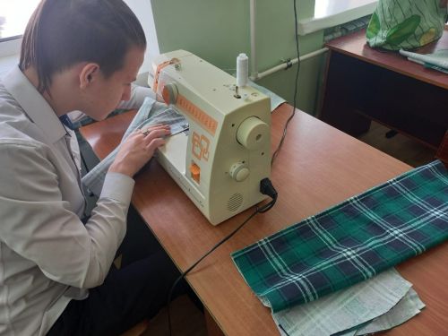 Заинские школьники шьют пижамы для отправки в госпитали