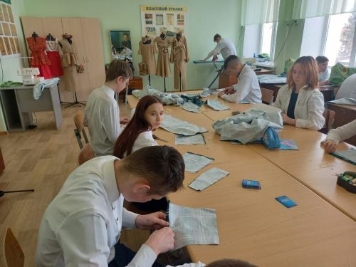Заинские школьники шьют пижамы для отправки в госпитали