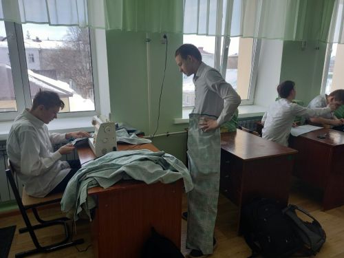 Заинские школьники шьют пижамы для отправки в госпитали