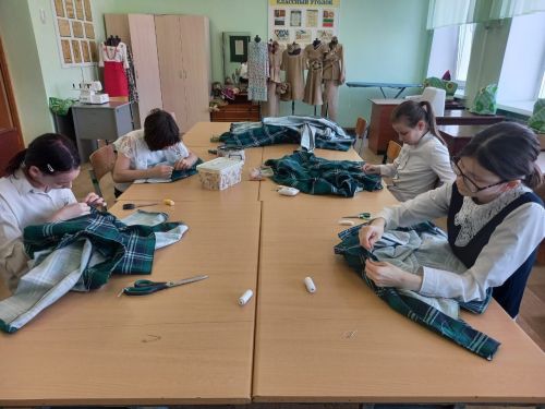 Заинские школьники шьют пижамы для отправки в госпитали