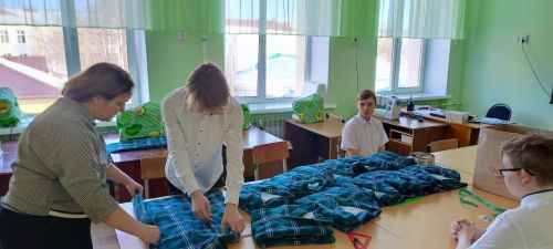 Заинские школьники шьют пижамы для отправки в госпитали