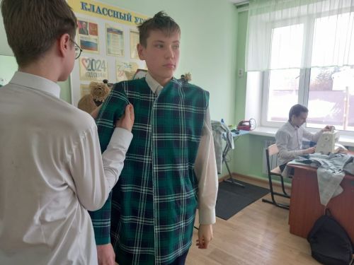Заинские школьники шьют пижамы для отправки в госпитали