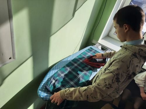 Заинские школьники шьют пижамы для отправки в госпитали