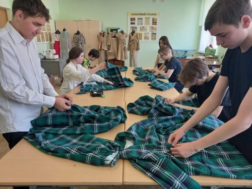 Заинские школьники шьют пижамы для отправки в госпитали