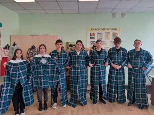 Заинские школьники шьют пижамы для отправки в госпитали