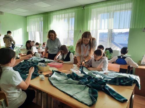 Заинские школьники шьют пижамы для отправки в госпитали