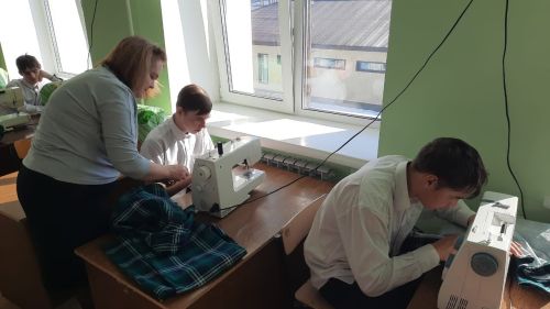 Заинские школьники шьют пижамы для отправки в госпитали