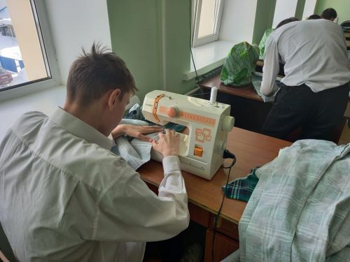 Заинские школьники шьют пижамы для отправки в госпитали