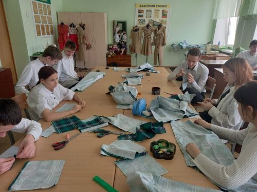 Заинские школьники шьют пижамы для отправки в госпитали