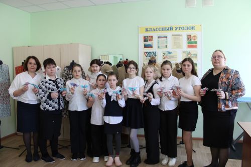 Учащиеся заинской школы шьют обереги для бойцов
