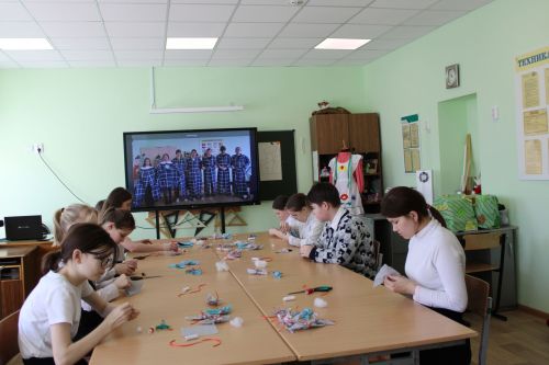 Учащиеся заинской школы шьют обереги для бойцов