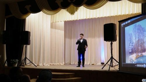На сцене Дома культуры деревни Аксарино прошел благотворительный концерт