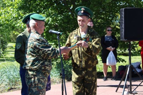 В руках флаги, на голове зеленые береты: в Заинске пограничники отмечают свой день