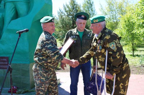 В руках флаги, на голове зеленые береты: в Заинске пограничники отмечают свой день