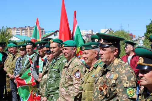 В руках флаги, на голове зеленые береты: в Заинске пограничники отмечают свой день