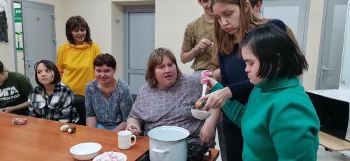Заинские получатели социальных услуг поделились семейными традициями Светлой Пасхи