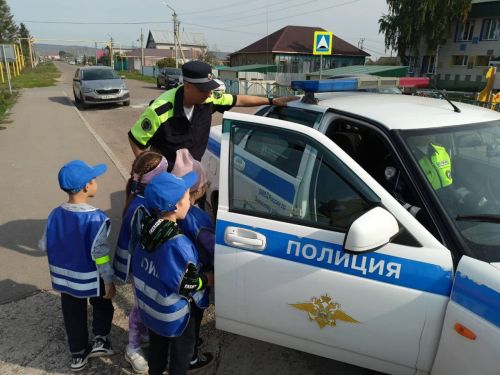 Заинские сотрудники Госавтоинспекции приняли участие в акции «Возьми ребенка за руку!»