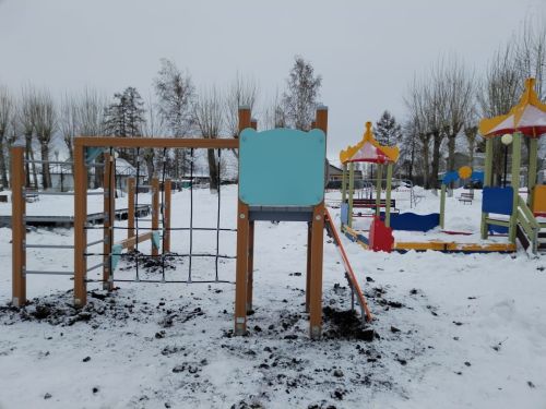 В Заинске установили игровые элементы на детских площадках