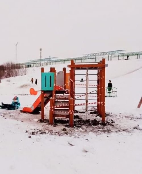 В Заинске установили игровые элементы на детских площадках