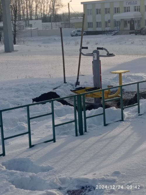 В Заинске установили игровые элементы на детских площадках