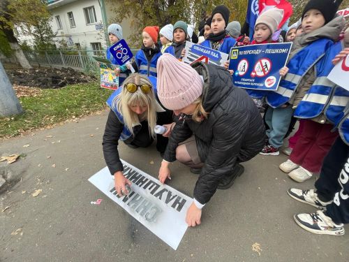 В Заинске у пешеходного перехода появилась новая предупреждающая надпись: «Сними наушники»