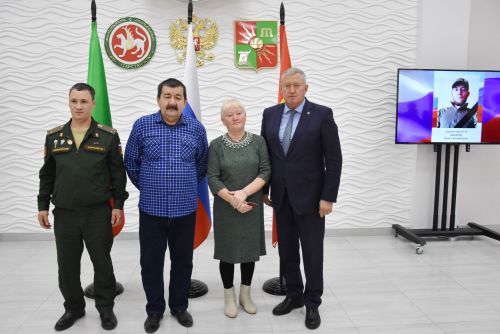 В Заинске почтили память павших героев и передали награды их семьям