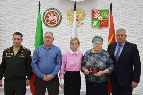 В Заинске почтили память павших героев и передали награды их семьям