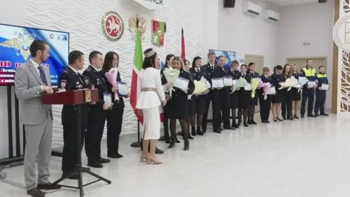 Служба чести и отваги в Заинске поздравили сотрудников полиции