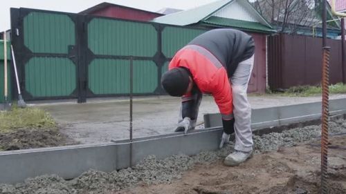 На улице Комсомольской города Заинска обновляют тротуар