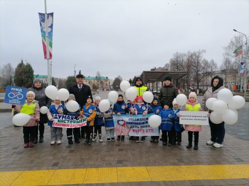 Юные инспекторы детского сада «Светлячок» напомнили водителям о ценности человеческой жизни