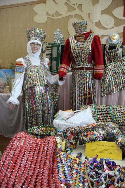 Жительницы поселка Кармалка Заинского района создают уникальные костюмы из фантиков от конфет